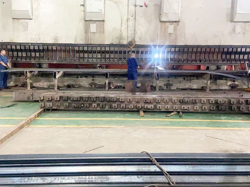 12米運(yùn)輸車大梁折彎?rùn)C(jī)